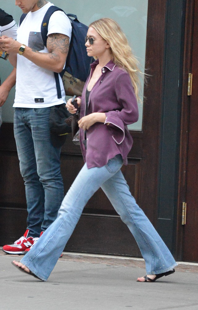 https://thejeansblog.com/wp-content/uploads/2016/01/Ashley-Olsen-Bootcut-Jeans-Walking.jpg