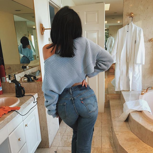 Kylie Jenner Wears Vintage Levi's Denim On Instagram 10