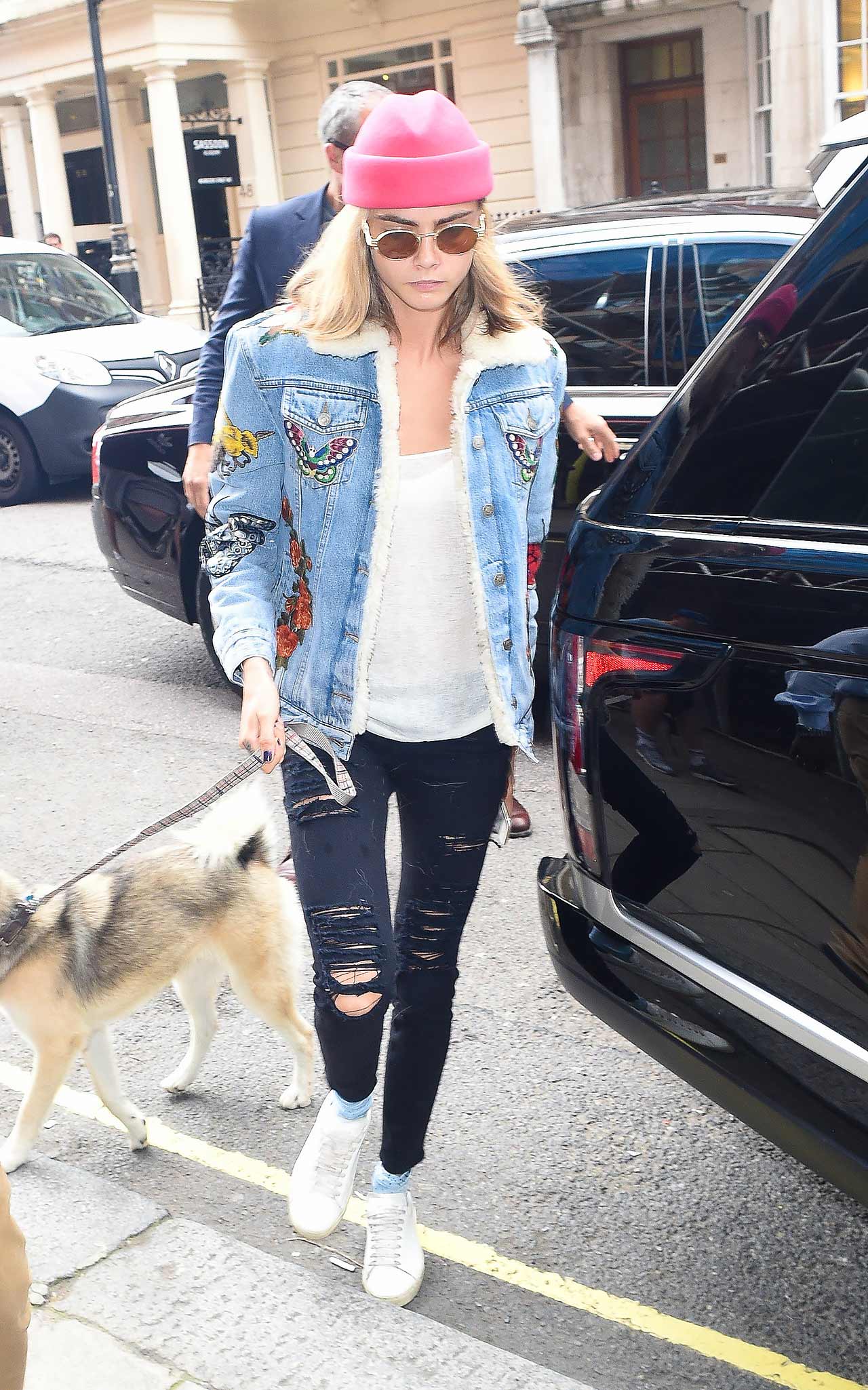 cara-delevingne-frame-denim-jeans-gucci-jacket