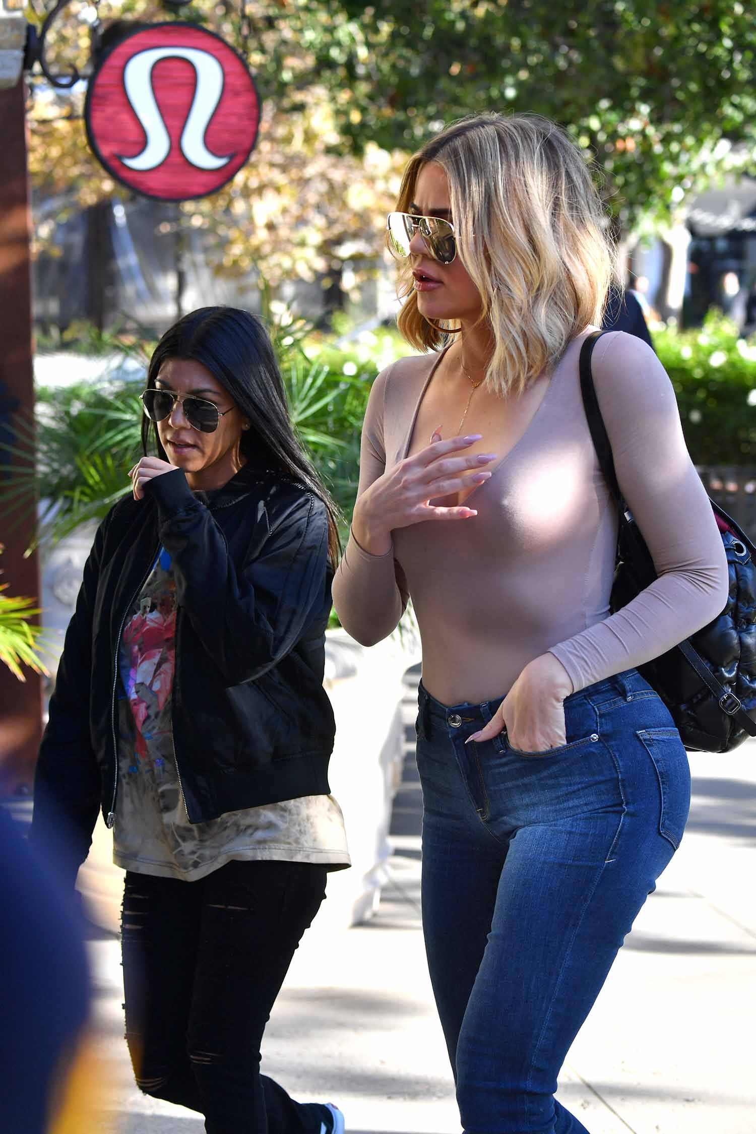 khloe-kardashian-good-american-jeans-4