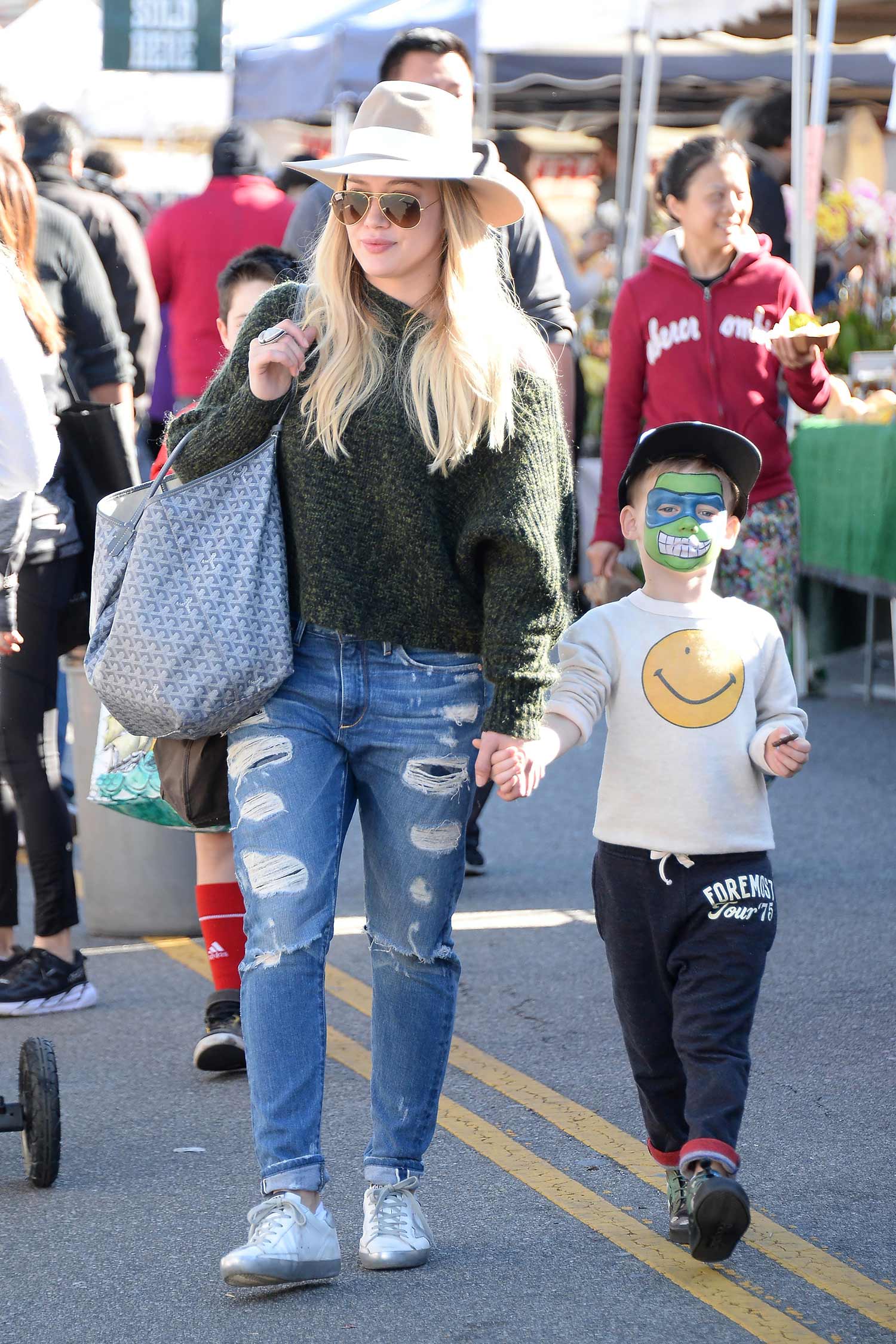 hilary-duff-tortoise-ripped-distressed-boyfriend-jeans