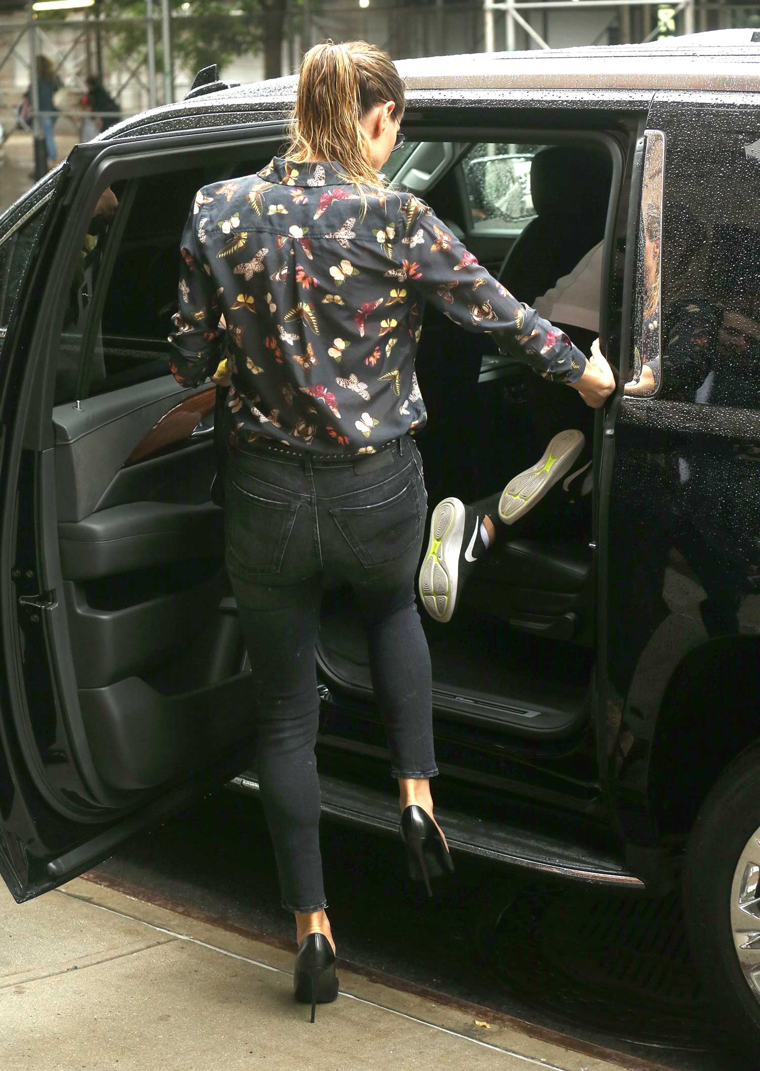 Heidi Klum Wears R13 Skinny Jeans in Dirty Black THE JEANS BLOG