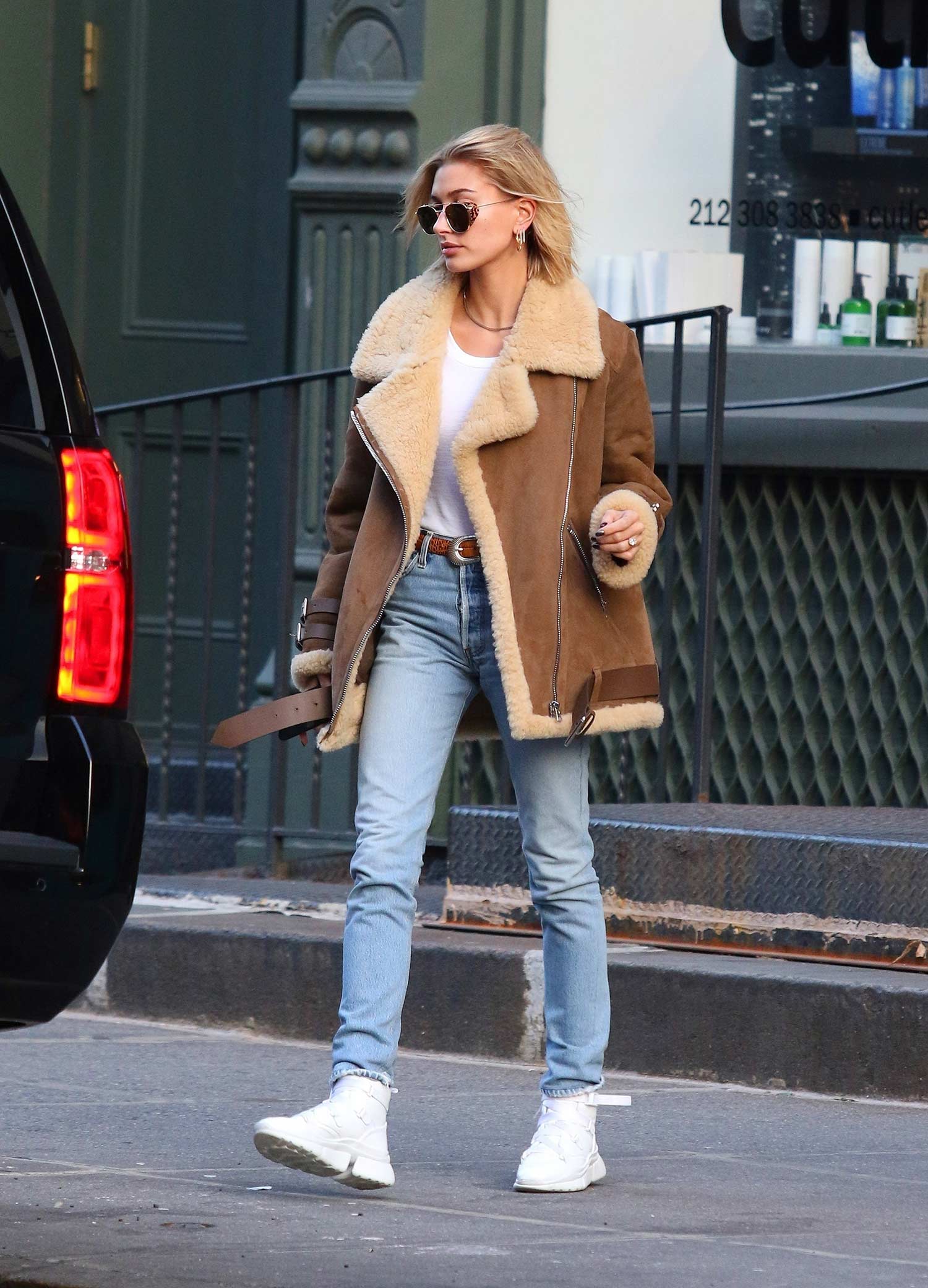 Hailey Baldwin Wears RE/DONE Levi's Skinny Jeans - THE JEANS BLOG
