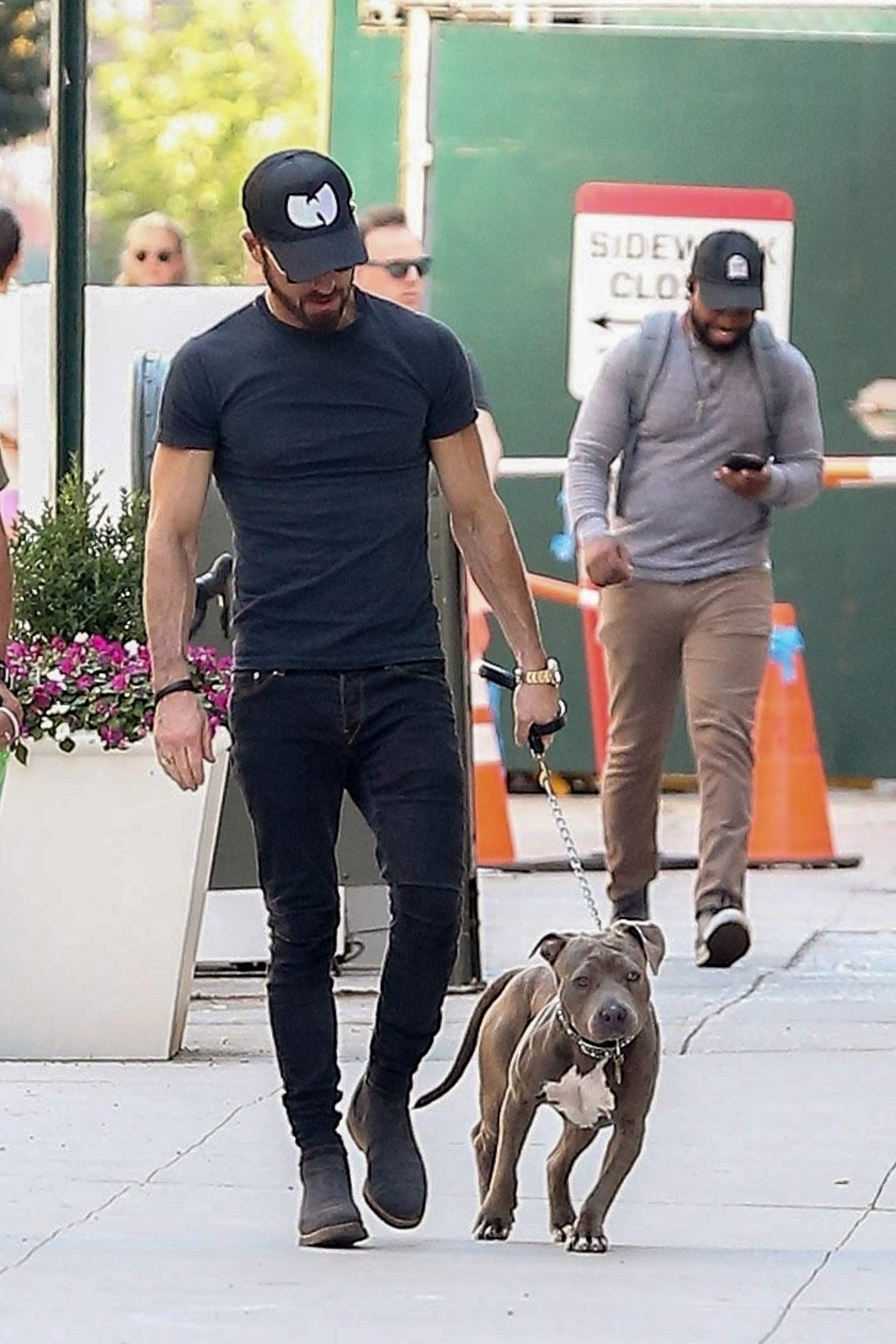 Justin Theroux Wears Black Skinny Jeans