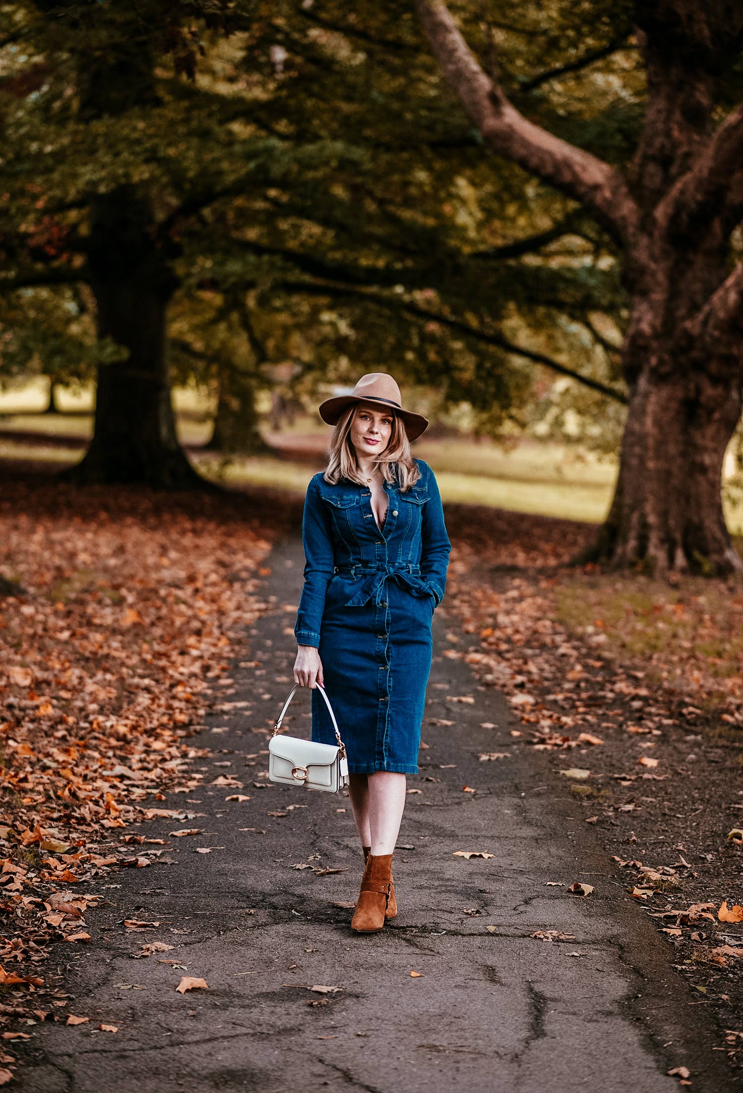 Simple Ways to Style a Denim Dress for Fall (with Pictures)